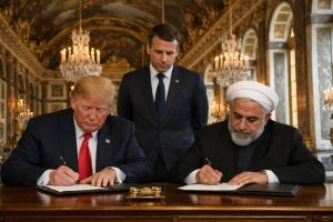 detik bersejarah saat trump menandatangani mou perdamaian dengan iran, disaksikan langsung oleh presiden macron di istana versailles. saksikan momen penting diplomasi internasional ini.