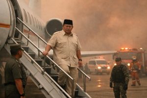 prabowo tiba di pekanbaru dan langsung disambut oleh kabut asap yang tebal akibat kebakaran hutan dan lahan (karhutla), menyoroti masalah lingkungan yang serius di wilayah tersebut.